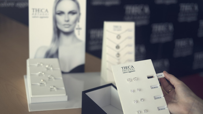 Gli espositori per gioielleria: la scelta strategica per la tua vetrina Gli espositori per gioielleria: la scelta strategica per la tua vetrina