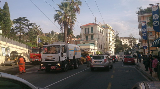 Sanremo: lunghe code e traffico nel caos stamani alla Foce, via Legnano chiusa per lavori