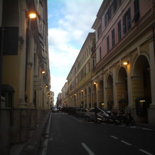 Imperia: pulizia del manto stradale di via Bonfante, intervento malizioso di un lettore