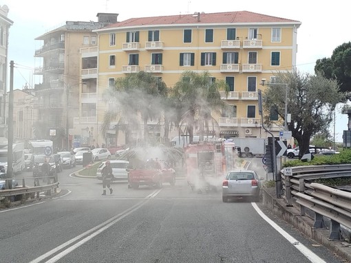 Ventimiglia, veicolo in fiamme alla rotonda di Largo Torino: traffico in tilt (Foto)