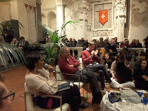 Roberto Vecchioni protagonista a 'Cervo in blu… d’inchiostro' con il suo libro “La vita che si ama. Storie di felicità” Roberto Vecchioni protagonista a 'Cervo in blu… d’inchiostro' con il suo libro “La vita che si ama. Storie di felicità”