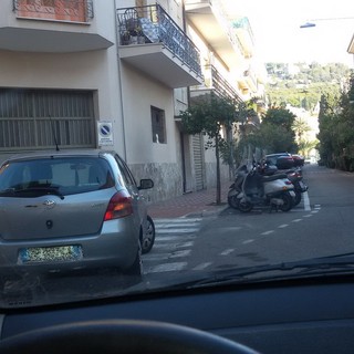 Bordighera: mezzi intralciano uscite/entrate dalle proprietà, la protesta dei residenti di via General Biamonti (foto)