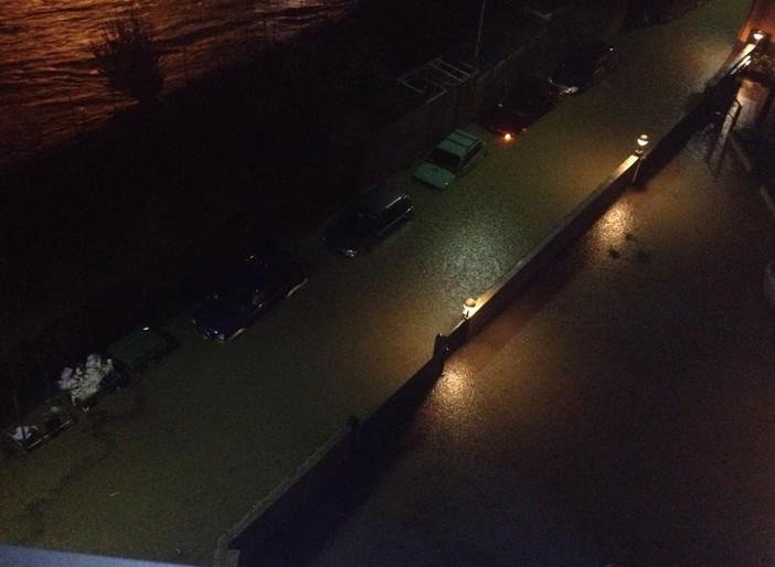 Maltempo sul ponente ligure: allagamenti in via Paoletti ad Imperia, preoccupa il Caramagna