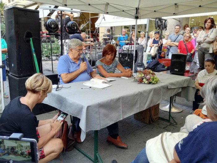 Bordighera Book Festival: Vladimir Luxuria presenta "Il coraggio di essere una farfalla" e ripercorre il suo rapporto con i genitori davanti ad una folla attenta e curiosa Bordighera Book Festival: Vladimir Luxuria presenta "Il coraggio di essere una farfalla" e ripercorre il suo rapporto con i genitori davanti ad una folla attenta e curiosa