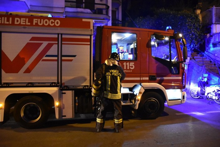 Incendio in un garage a San Biagio della Cima: auto in fiamme in via Roma, intervento dei Vigili del Fuoco Incendio in un garage a San Biagio della Cima: auto in fiamme in via Roma, intervento dei Vigili del Fuoco