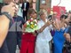 Un mazzo di fiori per Penelope Cruz a Venezia 83, lo spasimante è un gentleman giovanissimo