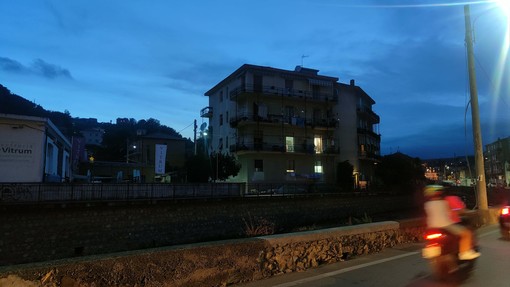 Imperia, situazione esplosiva alla Fondura di Porto Maurizio. Un residente: “Peruviani si ubriacano e fanno 'casino' giorno e notte"