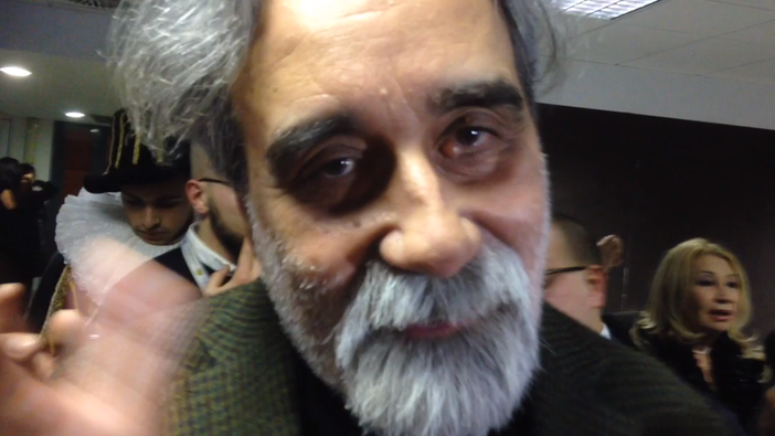 Lo storico maestro Beppe Vessicchio fa la sua apparizione al Palafiori di Sanremo (VIDEO) Lo storico maestro Beppe Vessicchio fa la sua apparizione al Palafiori di Sanremo (VIDEO)
