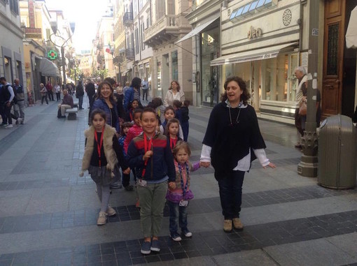 Sanremo: per i bimbi della scuola Santa Marta ancora una mattinata alla scoperta dei negozi storici della città Sanremo: per i bimbi della scuola Santa Marta ancora una mattinata alla scoperta dei negozi storici della città