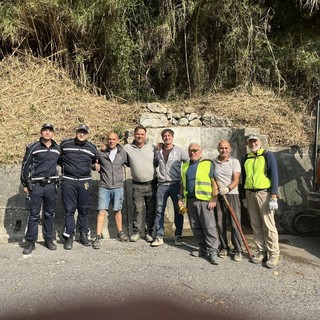 Camporosso, volontari puliscono strada degli Olandesi. Gibelli: "Trovati rifiuti abbandonati" (Foto) Camporosso, volontari puliscono strada degli Olandesi. Gibelli: "Trovati rifiuti abbandonati" (Foto)