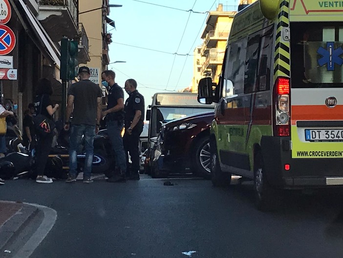 Ventimiglia: 25enne rimasto ferito in un incidente all'incrocio di corso Genova, gamba fratturata