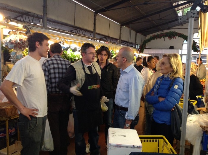 Imperia: il candidato sindaco Carlo Capacci al mercato coperto di Porto Maurizio. "Il mercato rimarrà dov'è e sarà rimesso a nuovo"