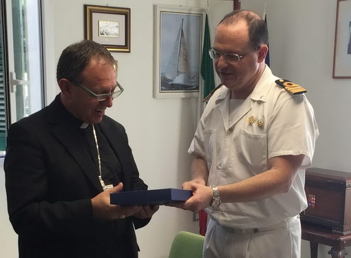 Visita del Vescovo Suetta alla Capitaneria di porto di Imperia: accolto dal Comandante Ruffini