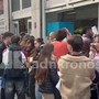 "Vogliamo un cambiamento", a Milano giovani in fila al consolato spagnolo per votare