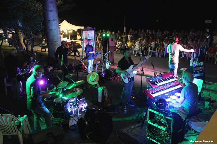 Bordighera: tanto pubblico per il concerto dei 'Vedo Nero Zucchero tribute band' sul lungomare