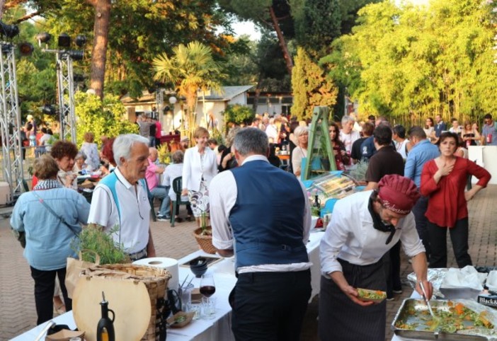 Vallecrosia: ottimi vini e cucina gourmet il segreto del successo straordinario per la prima edizione di 'WineAround' Vallecrosia: ottimi vini e cucina gourmet il segreto del successo straordinario per la prima edizione di 'WineAround'
