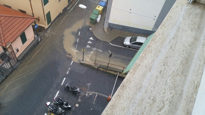 Sanremo: strada allagata in via Borgo Ponente, le foto di un lettore