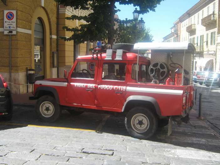 Imperia: al Cavour arrivano i vigili del fuoco si teme una fuga di gas ma è solo... fogna
