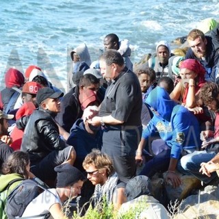 Ventimiglia: il Vescovo Antonio Suetta sale sugli scogli per spingere i No Borders a finire la protesta