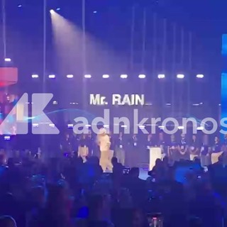 Al congresso Uil sul palco Mr. Rain canta "Supereroi"