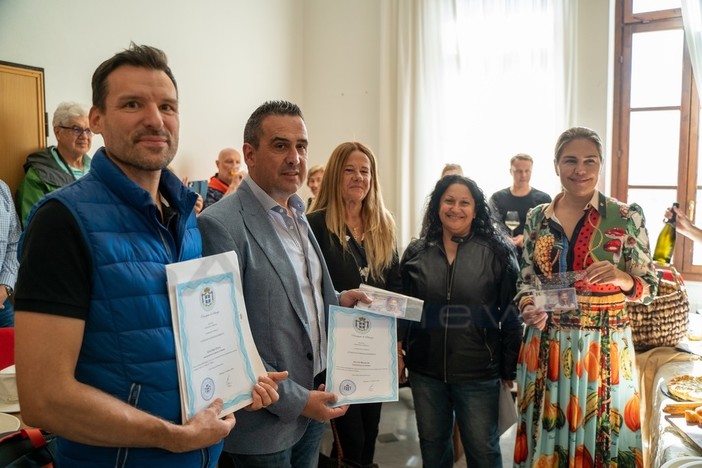 La principessa Nina in valle Argentina: visita a Triora, in regalo le banconote di Seborga La principessa Nina in valle Argentina: visita a Triora, in regalo le banconote di Seborga