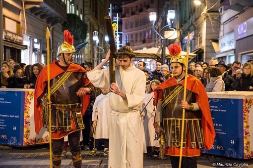 Sanremo: le foto della suggestiva e partecipata 'Via Crucis' venerdì sera nel centro città