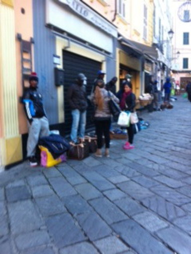 Sanremo: venditori ambulanti abusivi, lettore &quot;Mancano le capacità o la volontà di sconfiggere il fenomeno?&quot;
