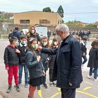 Imperia, gli alunni della Scuola di Caramagna accolgono il sindaco: "Grazie di prenderti cura della città"