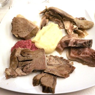 Sanremo: grande successo e tutto esaurito per la serata dedicata al Bollito Misto del Ristorante del Villaggio dei Fiori con lo storytelling del giornalista Claudio Porchia. Sanremo: grande successo e tutto esaurito per la serata dedicata al Bollito Misto del Ristorante del Villaggio dei Fiori con lo storytelling del giornalista Claudio Porchia.