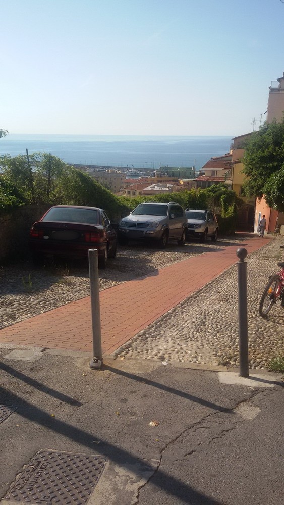 Sanremo: situazione di anarchia in via Tapoletti nella Pigna, la segnalazione con foto di un lettore Sanremo: situazione di anarchia in via Tapoletti nella Pigna, la segnalazione con foto di un lettore