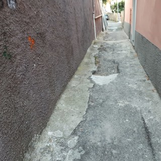 Imperia: via Armanna Inferiore, buche sull'asfalto e disservizi, i cittadini "Abbiamo sfalciato l'erba, ma il Comune la rimuova"