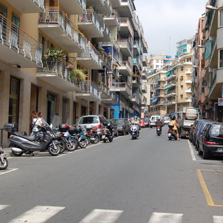 Sanremo: palo in disuso e pericoloso sul marciapiede di via Martiri, la segnalazione di una residente