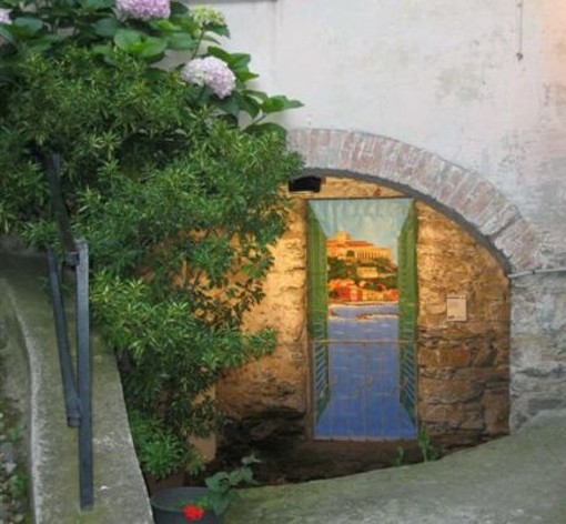 Valloria: una delle oltre 100 porte dipinte