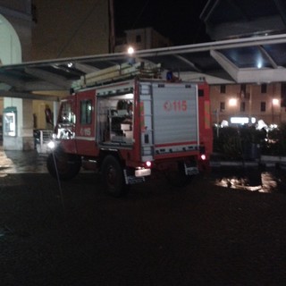 Imperia: allagata l'intercapedine attorno al grattacielo. Intervento dei Vigili del Fuoco Imperia: allagata l'intercapedine attorno al grattacielo. Intervento dei Vigili del Fuoco