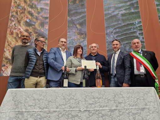 Vinitaly, il Vice Presidente Alessandro Piana premia i viticoltori etici liguri Elena Tavella e Giuseppe Parenti Vinitaly, il Vice Presidente Alessandro Piana premia i viticoltori etici liguri Elena Tavella e Giuseppe Parenti