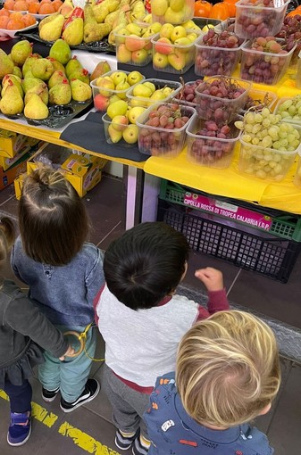 Sanremo, i bambini del nido d’infanzia “Villa Peppina” in visita al mercato annonario (foto)