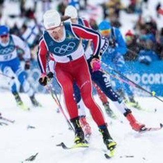 Milano Cortina, Klaebo sembra Bolt: sprint da sogno nello sci di fondo