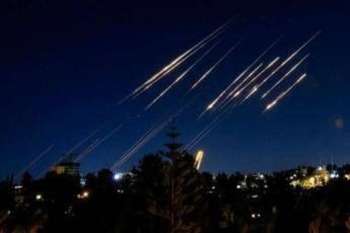 Iran lancia missili contro Israele. Trump: "Fermatevi". Forze Usa in allerta Iran lancia missili contro Israele. Trump: "Fermatevi". Forze Usa in allerta