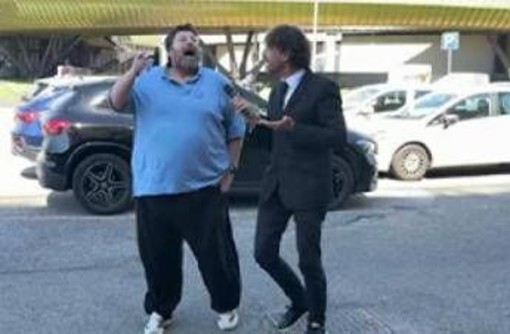 Prato, tensione alla presentazione del candidato sindaco Adinolfi: lite con inviato delle 'Iene'