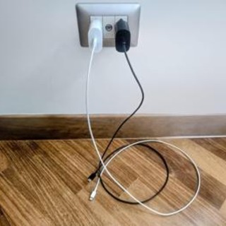 Caricabatteria attaccato alla presa senza telefono, consuma? Cosa succede