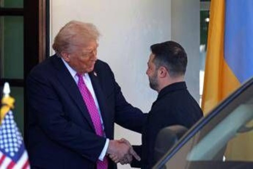 Zelensky e la giacca nera alla Casa Bianca, Trump: "Ha un bel look" Zelensky e la giacca nera alla Casa Bianca, Trump: "Ha un bel look"