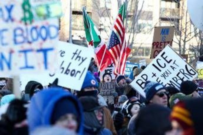 Manifestazioni anti-Ice a Minneapolis e nel resto degli Usa, migliaia in protesta