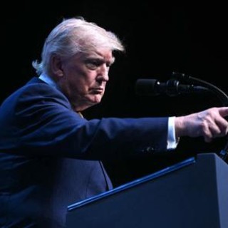 Trump: "Niente pedaggio 20%, Stretto di Hormuz aperto a tutti tranne navi Teheran" Trump: "Niente pedaggio 20%, Stretto di Hormuz aperto a tutti tranne navi Teheran"