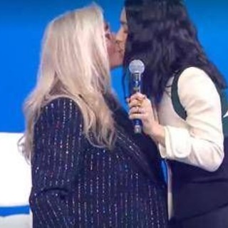 Levante dopo Sanremo: "Non c'è stata censura". E poi bacia in diretta Mara Venier Levante dopo Sanremo: "Non c'è stata censura". E poi bacia in diretta Mara Venier