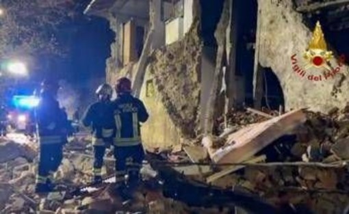 Arezzo, crolla una palazzina dopo un'esplosione: tre feriti gravi Arezzo, crolla una palazzina dopo un'esplosione: tre feriti gravi