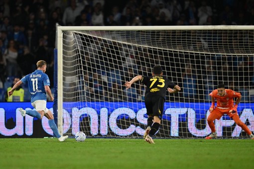 Doppietta De Bruyne e gol di Lang, al Maradona il Napoli batte 3-0 il Frosinone Doppietta De Bruyne e gol di Lang, al Maradona il Napoli batte 3-0 il Frosinone