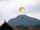 Tarzo, pilota di parapendio si schianta al suolo: morto 53enne