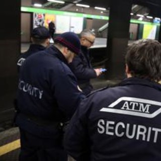"Cosa guardi? Sono uomo e musulmano", sfregia una ragazza in metro a Milano "Cosa guardi? Sono uomo e musulmano", sfregia una ragazza in metro a Milano