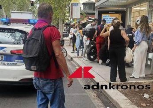Paura vicino alla sinagoga di Roma, una moto si schianta sulla pensilina del bus: ferita un'anziana Paura vicino alla sinagoga di Roma, una moto si schianta sulla pensilina del bus: ferita un'anziana