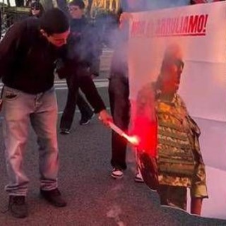 Roma, manifestanti ProPal bruciano immagine Crosetto: "Non ci arruoliamo"